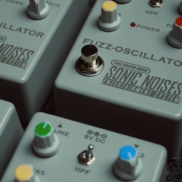 Pierwszy polski fuzz gitarowy rekomendowany przez samego Josha Scotta z JHS Pedals! Tone Charm Audio Fuzz-Oscillator (SNES Fuzz).
