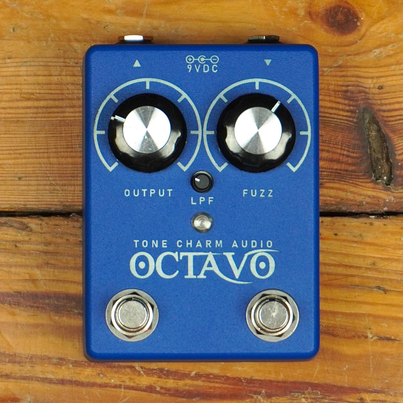 Octavo octave fuzz to wyjątkowy efekt gitarowy łączący w sobie dwa analogowe efekty fuzz