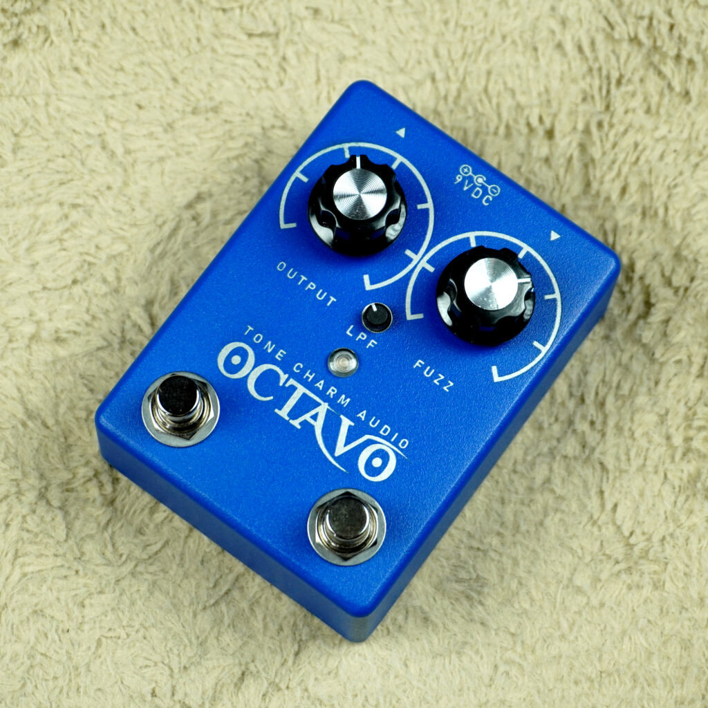 Octavo octave fuzz to wyjątkowy efekt gitarowy łączący w sobie dwa analogowe efekty fuzz